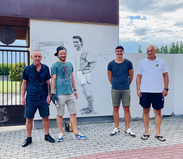 Na bramie wejściowej na stadion Górnika powstaje wyjątkowy mural

Zobacz kolejne zdjęcia/plansze. Przesuwaj zdjęcia w prawo - naciśnij strzałkę lub przycisk NASTĘPNE