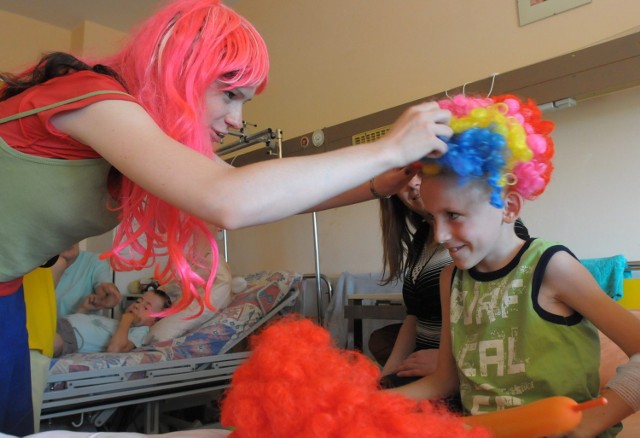 Mali pacjenci mogą przymierzać kolorowe peruki czy spróbować swoich sił w żonglerce. - Wolontariusze naprawdę potrafią rozśmieszyć. Lubię, jak nas odwiedzają - przyznał 9-letni Szymon Fronczak.