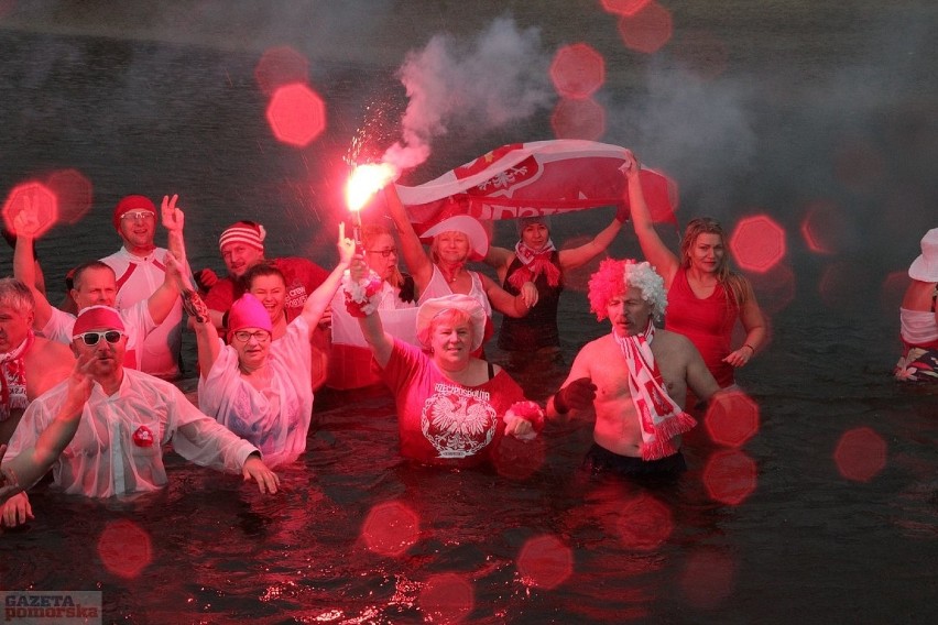 W ten sposób, tradycyjnie już, uczcili oni Święto...