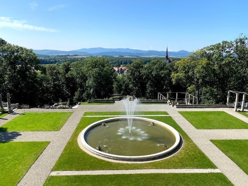 Z tarasu monumentalnego XIX-wiecznego pałacu zobaczycie...