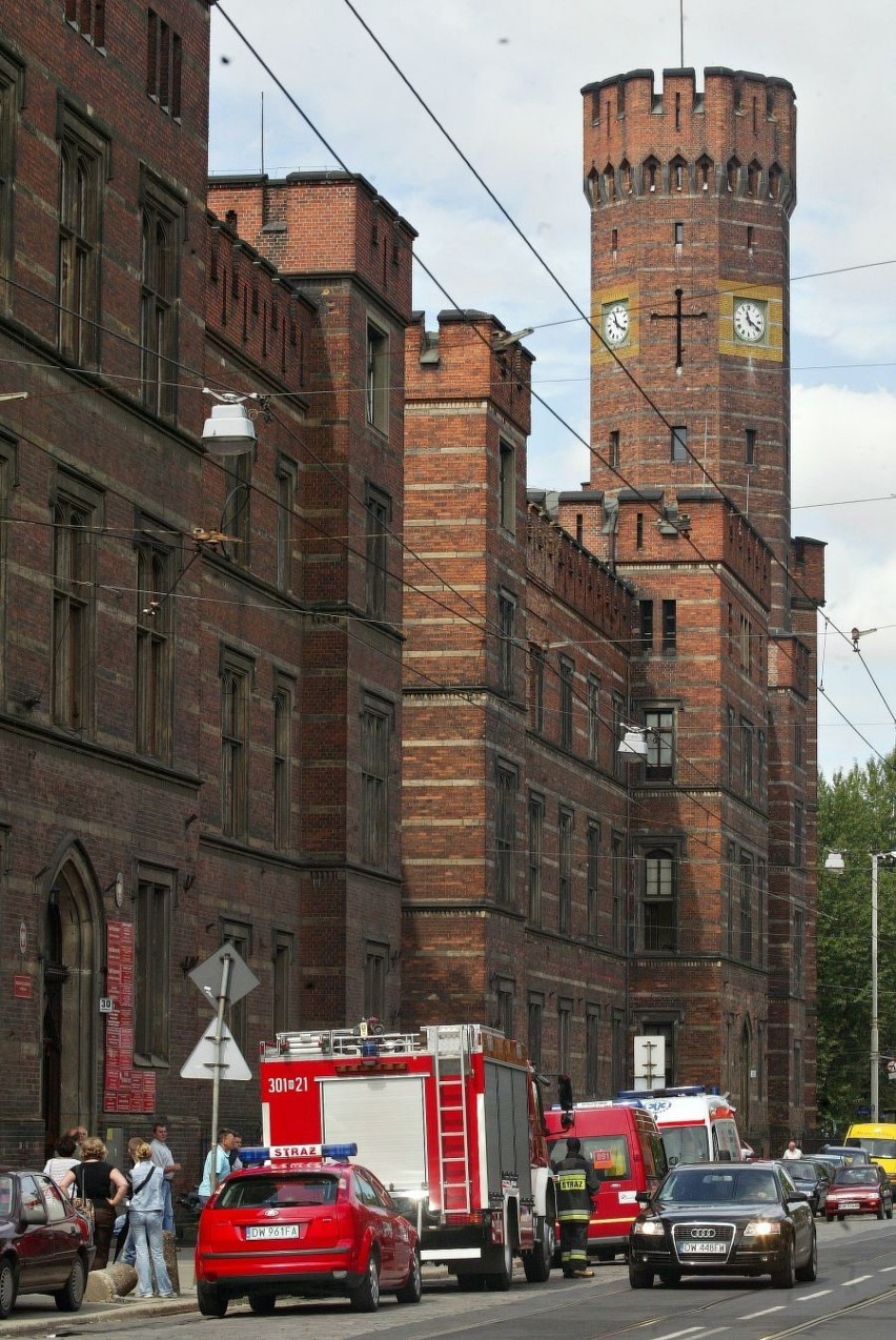 Wrocław: Pirotechnicy szukali bomby w sądzie (ZDJĘCIA)