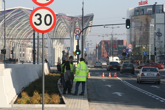 W okolicach przystanku przesiadkowego wprowadzono ograniczenie prędkości do 30 km/h.