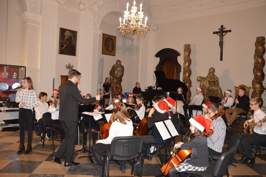 Koncert bożonarodzeniowy uczniów łowickiej szkoły muzycznej [ZDJĘCIA]