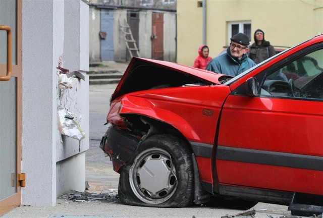 Volkswagen passat uderzył w elewację nowego budynku na Wojska Polskiego