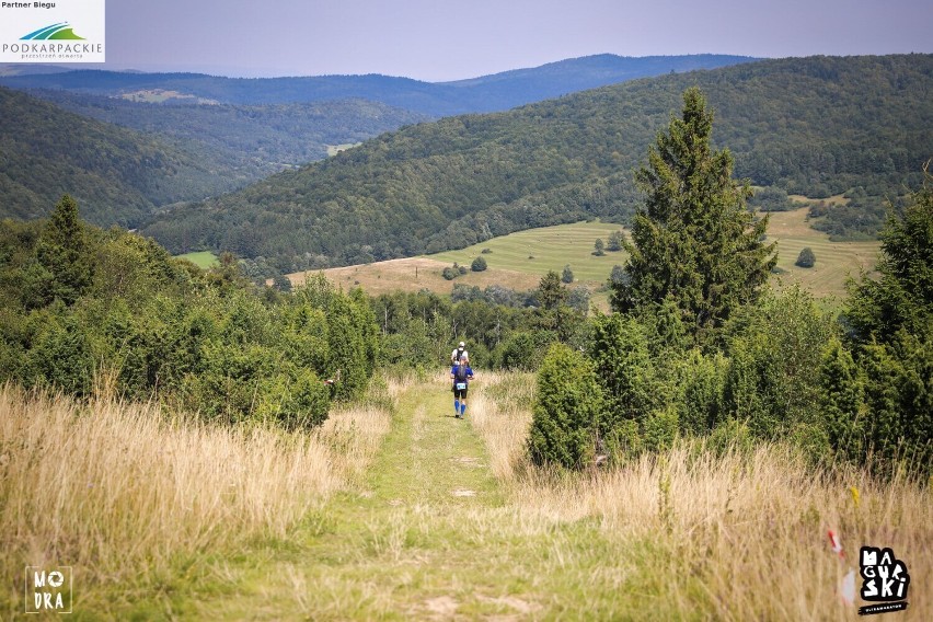 Region. VIII Ultramaraton Magurski w Krempnej. Jedna z tras powiedzie przez łąki w okolicach Nieznajowej i Radocyny 