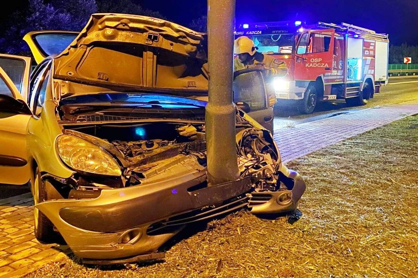 Na drodze w Kadczy samochód osobowy rozbił się w środku nocy. Kierowca zniknął