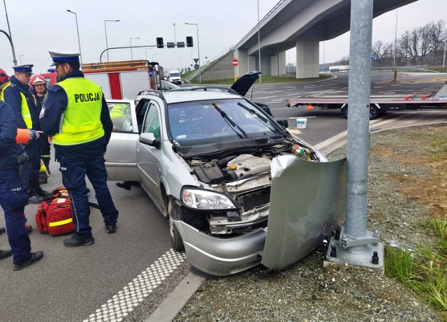 Kobieta i dwójka dzieci z opla są badanie w karetce pogotowia. Mężczyzna z samochodu marki audi nie odniósł poważnych obrażeń.