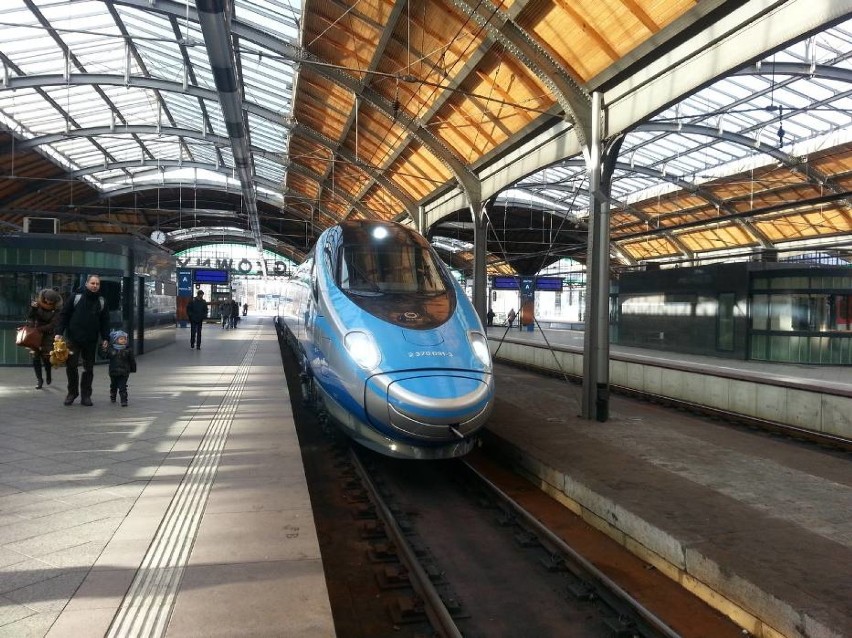 PENDOLINO. Połączenia obsługiwane są przez pociągi nowej...