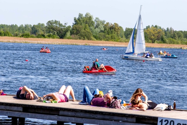 Majówka 2018 w Białymstoku to świetna okazja do odwiedzenia plaży w Dojlidach. Ładna pogoda sprzyja opalaniu. Co odważniejsi już zażywali pierwszych kąpieli. Place zabaw pełne są rozradowanych dzieci.