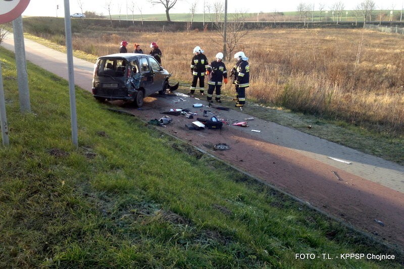 Wypadek w Chojnicach: Auto dachowało i stoczyło się ze skarpy [ZDJĘCIA]