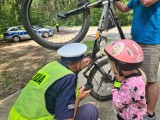 Od rana trwa akcja "Bezpieczny cyklista" w Piekarach Śląskich. Policjanci kontrolują, ale też edukują