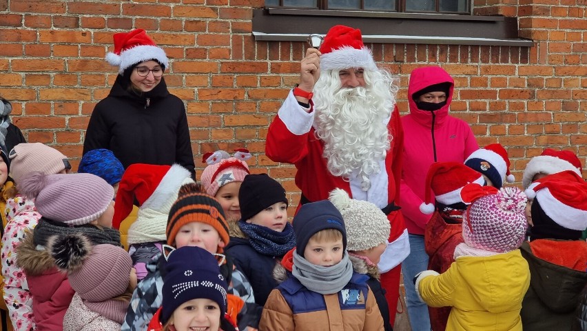 Mikołaj odwiedził Krajenkę. Na tamtejszym rynku stanęły ozdoby, które od lat wykonuje miejscowy zakład komunalny