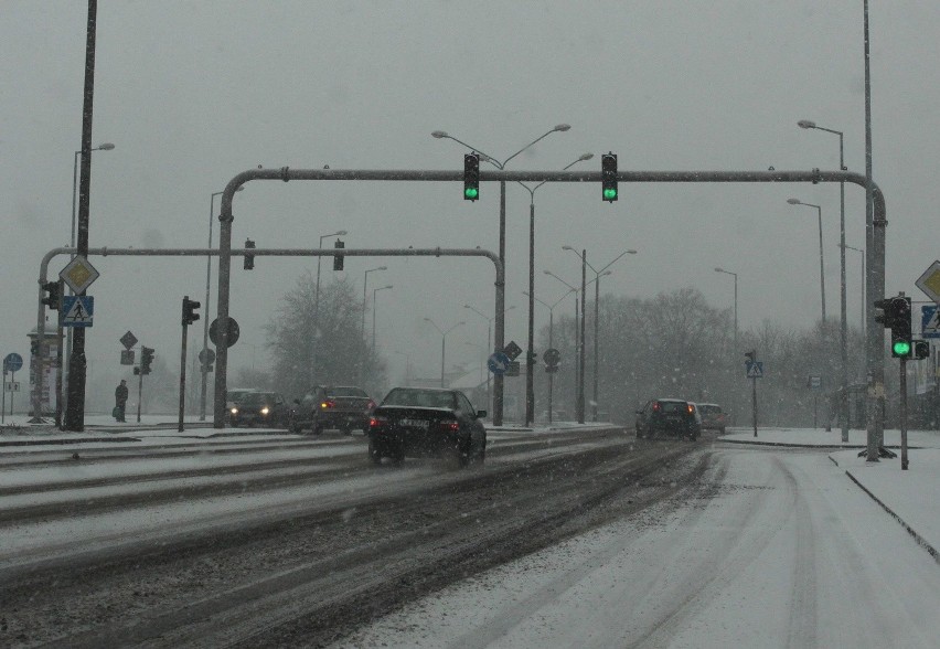 Śnieżyca nad Radomiem. Uwaga na śliskie jezdnie i chodniki!