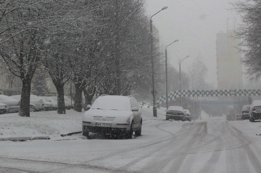 Śnieżyca nad Radomiem. Uwaga na śliskie jezdnie i chodniki!