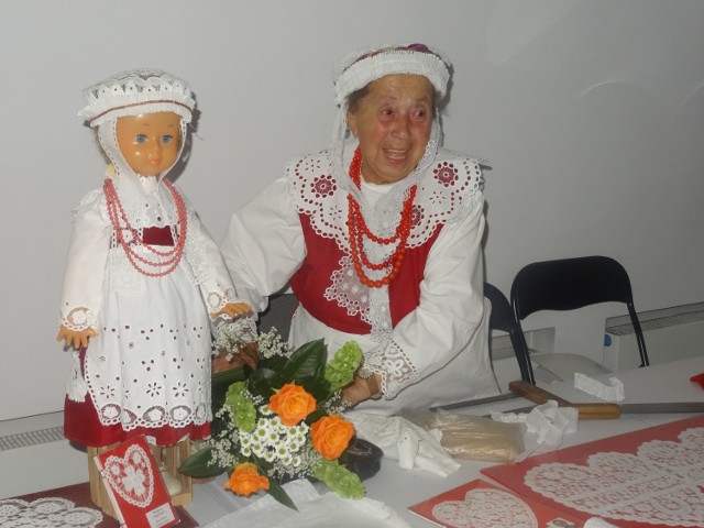 Uczestnicy konferencji podziwiali czepce wykonane przez panią Stanisławę Kowalską z Goliny
