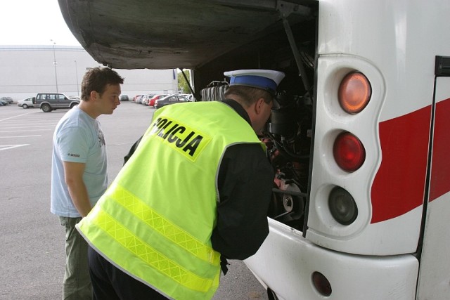 Sprawdzana jest m.in. aktualność badań technicznych pojazdów, oznaczenia, dostępność wyjść awaryjnych, wyposażenie w apteczkę i gaśnicę oraz stan techniczny autobusów, między innymi hamulców.