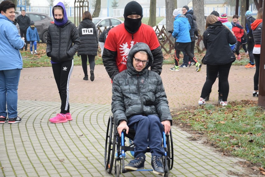 Integracyjny "Bieg na Tak" w Pleszewie, w którym ramię w ramię wystartowały osoby niepełnosprawne z pełnosprawnymi