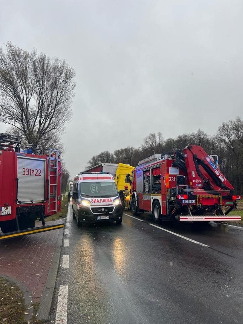 Śmiertelny wypadek w Bujakowie. Czołowe zderzenie osobówki z samochodem ciężarowym. Jedna osoba nie żyje