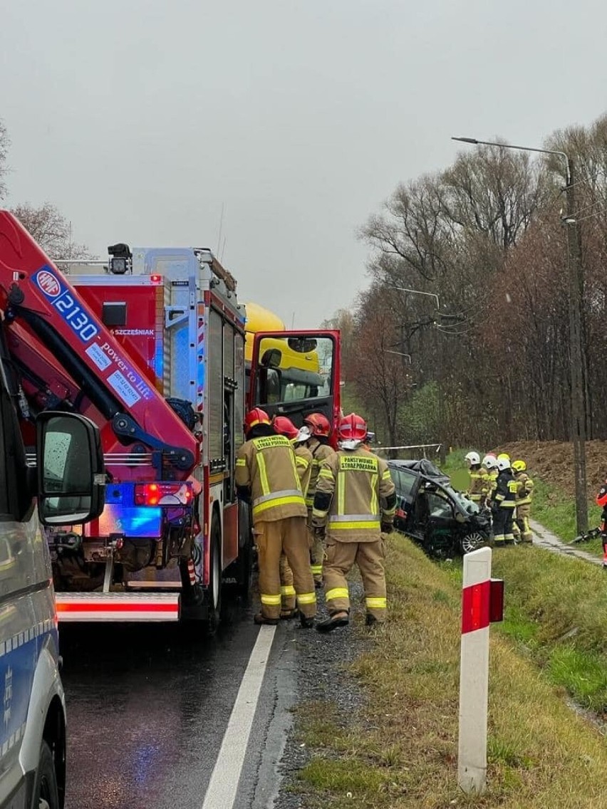 Śmiertelny wypadek w Bujakowie. Czołowe zderzenie osobówki z samochodem ciężarowym. Jedna osoba nie żyje