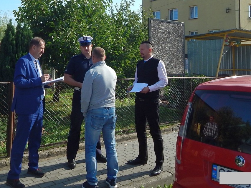 Przedstawiciele urzędu gminy i szkół oraz policjant sprawdzali przystanki szkolne na terenie gm. Piotrków Kujawski [zdjęcie]