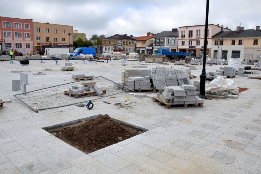 Remont Rynku w Końskich wkracza w końcową fazę, ale wciąż nie wiadomo co z pomnikiem Kościuszki