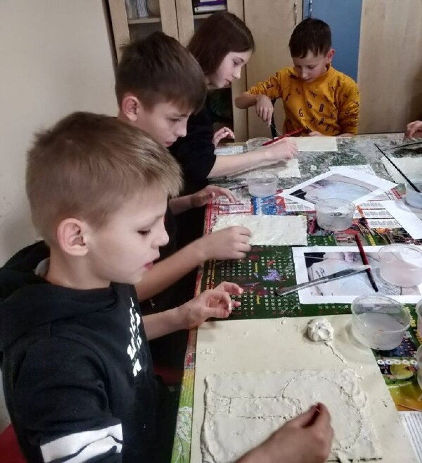 Siennica Różana. Zajęcia plastyczne na początek integracji z ukraińskimi dziećmi. Zobacz zdjęcia
