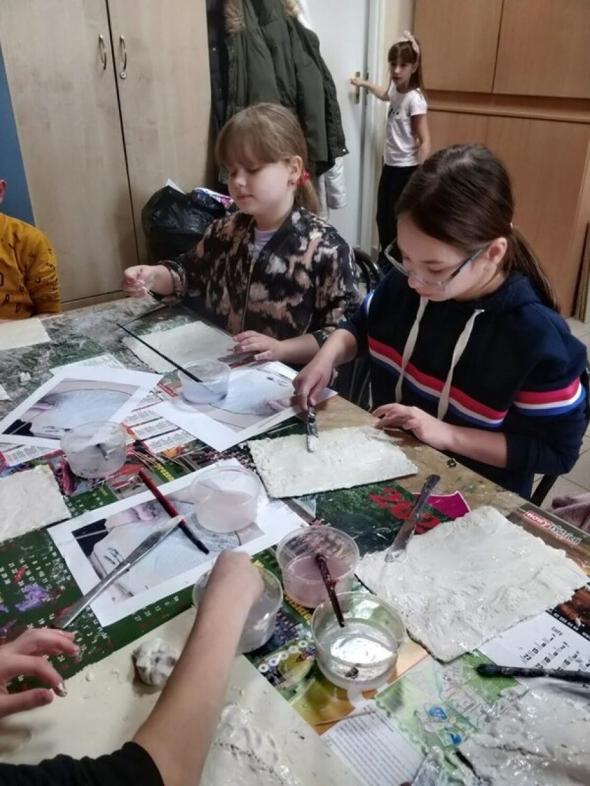 Siennica Różana. Zajęcia plastyczne na początek integracji z ukraińskimi dziećmi. Zobacz zdjęcia