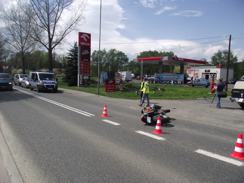 Jelenia Góra: Motocyklista zderzył się z osobówką (ZDJĘCIA)