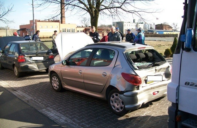 Wypadek w Strzałkowie. Zderzyły się trzy samochody