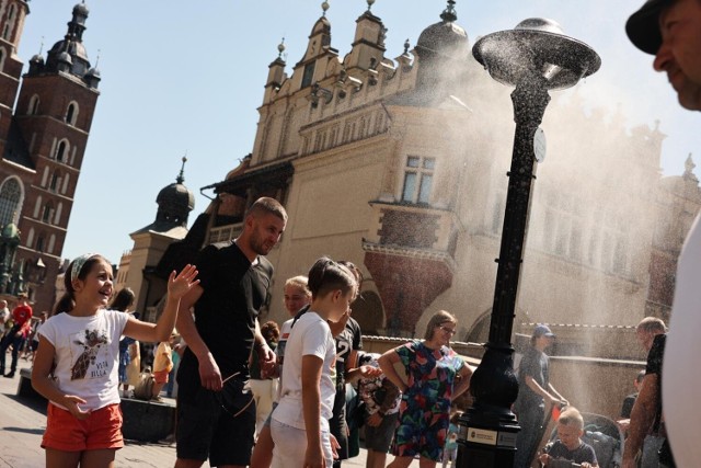 W sierpniu mieszkańcy Krakowa szukali ochłody pod kurtynami wodnymi