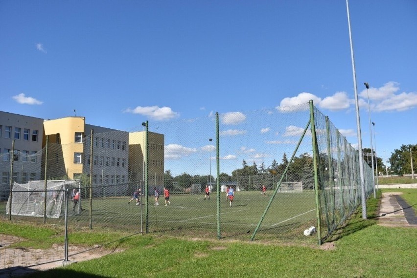 Problem z przykryciem boiska ZST w sąsiedztwie zamku