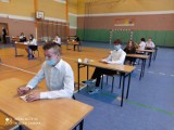Powiat malborski. Egzamin ósmoklasisty 2021 rozpoczęty. Trzydniowy maraton znów w reżimie sanitarnym