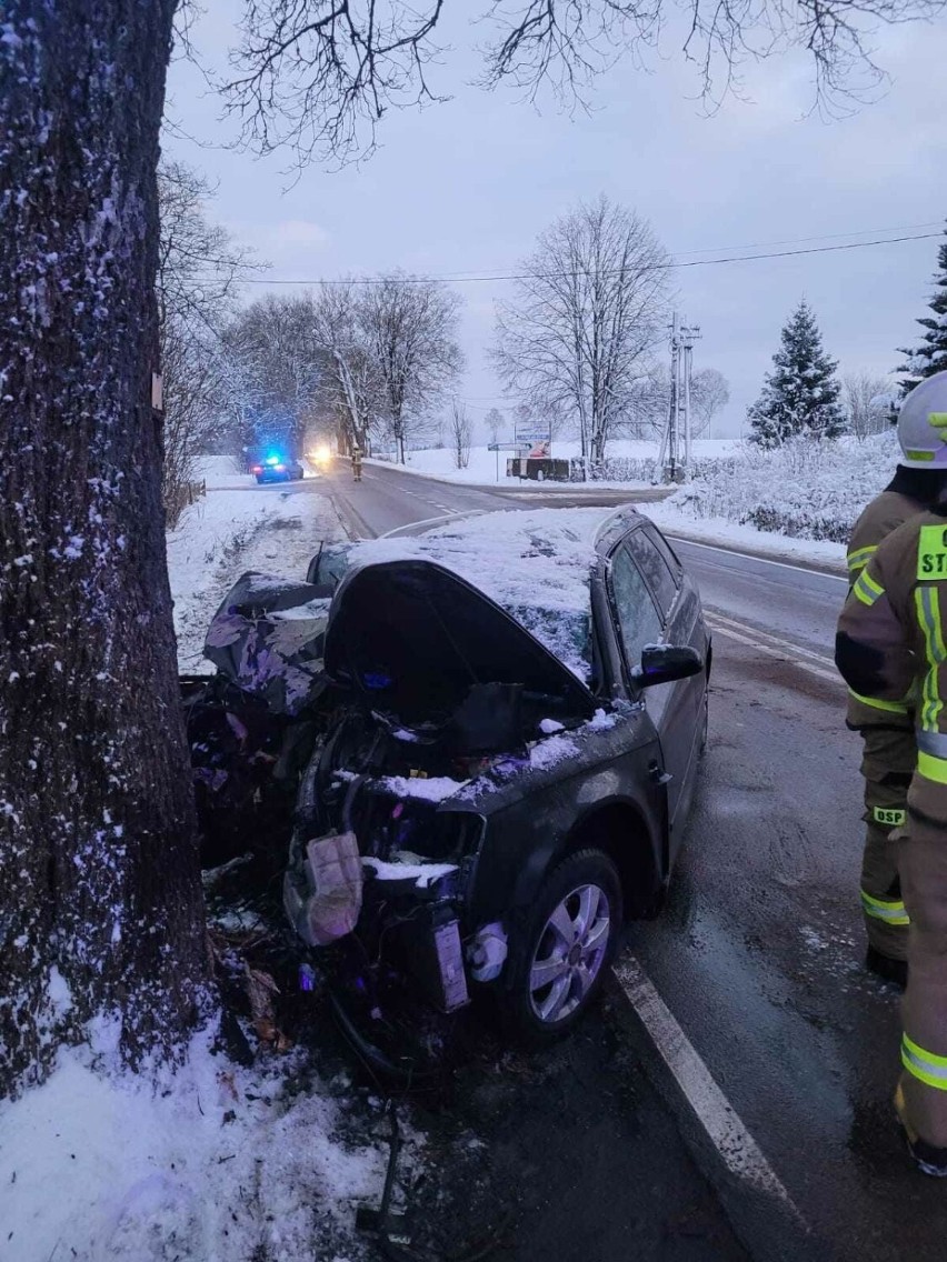 Wypadek w Starym Bukowcu w gm. Stara Kiszewa. 48-letni kierowca trafił do kościerskiego szpitala
