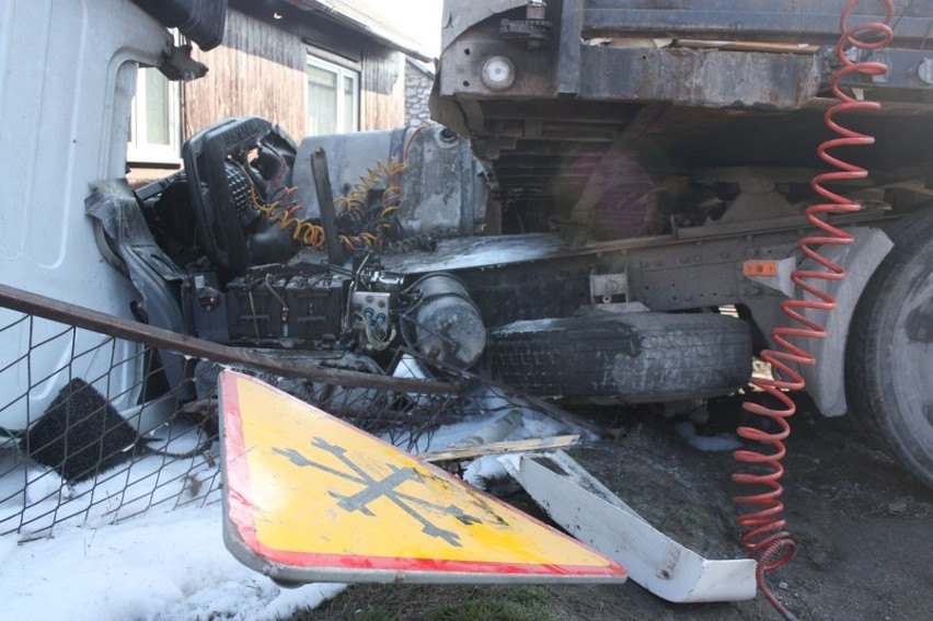 PILNE: Wypadek w Żerkowicach koło Zawiercia. Ciężarówka wjechała w dom [ZDJĘCIA]