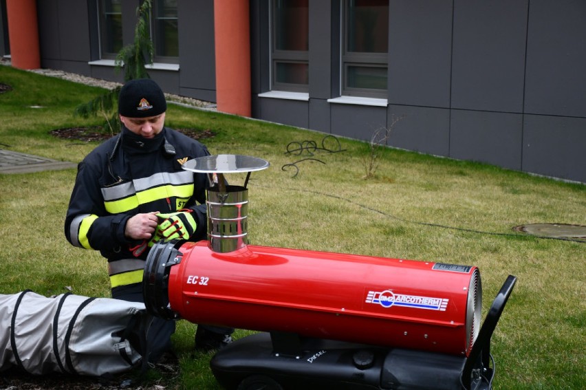 Wolsztyn: ćwiczenia strażaków na terenie szpitala w związku z zagrożeniem koronawirusem