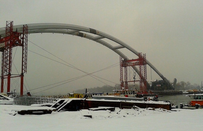 Kwiecień - Łuki mostu w śnieżnej scenerii