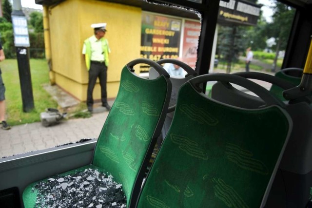 Policja szuka osoby, która strzeliła do autobusu