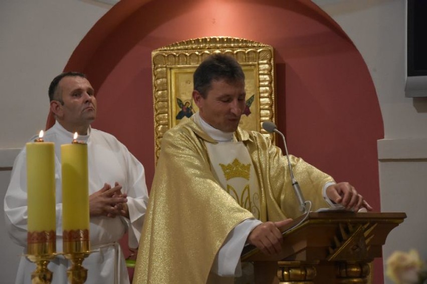 Mieszkańcy Mchów pożegnali proboszcza, którego biskup przeniósł do parafii w Dusznikach. Jaki jest powód tej zmiany?
