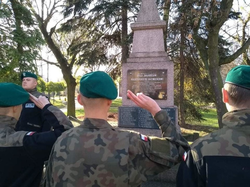 Uczniowie Zespołu Szkół w Karsznicach posprzątali pomnik Kałużewskiego i Sylli