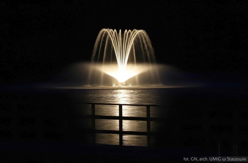 Pływająca fontanna nową atrakcją Golejowa. Robi wrażenie szczególnie nocą 
