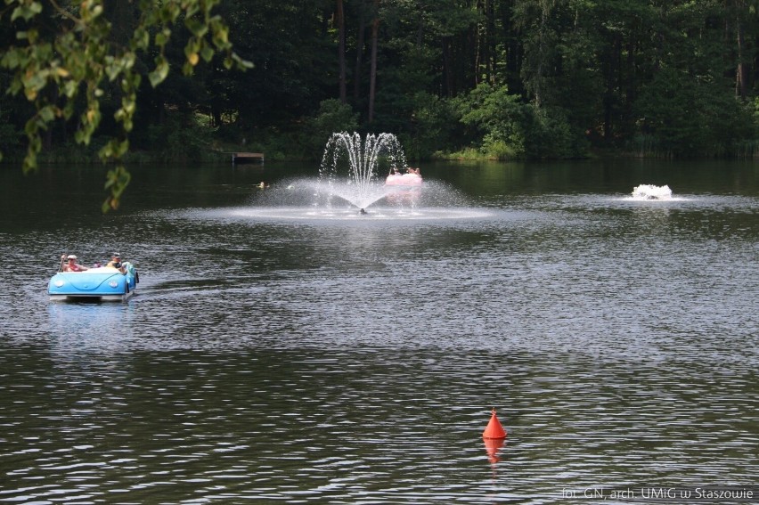 Pływająca fontanna nową atrakcją Golejowa. Robi wrażenie szczególnie nocą 