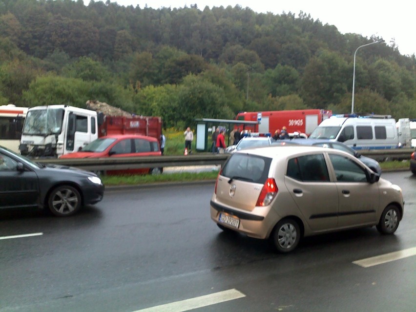 Zderzenie autobusu i ciężarówki w Gdańsku. 15 osób trafiło już do szpitala