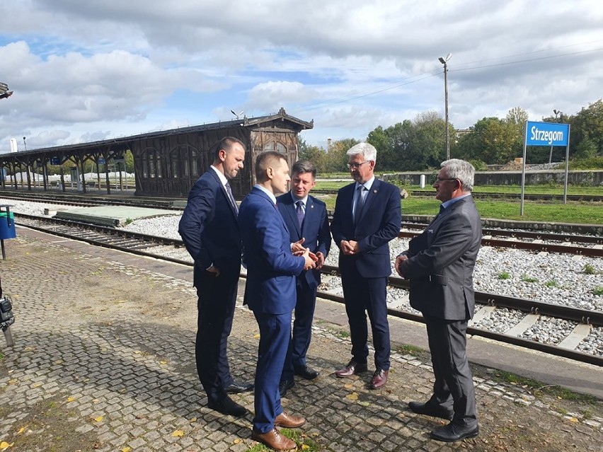 Dworzec PKP w Strzegomiu też do remontu! Tak obiecał minister (ZDJĘCIA)