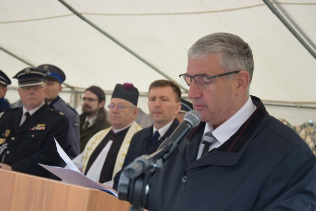 Wojciech Głomski, burmistrz Kamienia Krajeńskiego, otrzymał absolutorium i wotum zaufania z wykonania budżetu za 2022 rok. Na zdjęciu podczas uroczystego przekazania wozu strażackiego i otwarcia zmodernizowanej remizy.