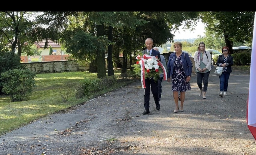 Samorządowcy i mieszkańcy Ostrowca Świętokrzyskiego uczcili rocznicę wybuchu II wojny światowej. Była modlitwa i złożenie kwiatów