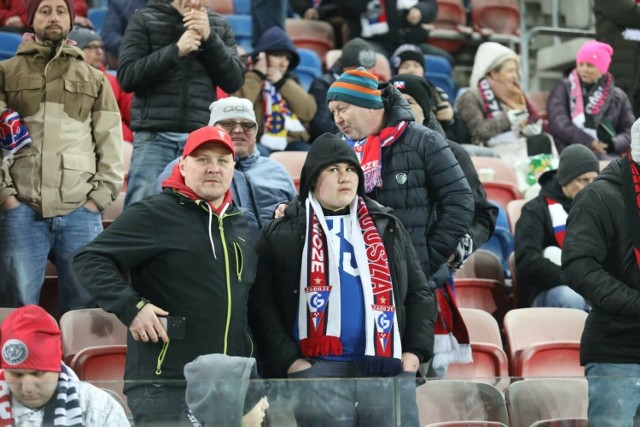 Kibice Górnika Zabrze zobaczyli jak ich zespół wygrywa z Koroną Kielce i odnosi piąte z rzędu domowe zwycięstwo.
Zobacz kolejne zdjęcia. Przesuwaj zdjęcia w prawo - naciśnij strzałkę lub przycisk NASTĘPNE