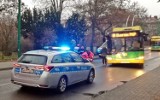 Wypadek w Tychach: trolejbus potracił rowerzystę [ZDJĘCIA]. Mężczyzna jest ciężko ranny