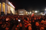 Plac Defilad. Warszawa żegna Prezydenta Gdańska. Znicze i świece pod hasłem "Stop Nienawiści" [ZDJĘCIA,WIDEO]