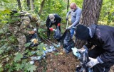 Fundacja Zielone Jutro sprzątała las na Kapuściskach w Bydgoszczy. Zebrano ponad 20 worków śmieci [zdjęcia]