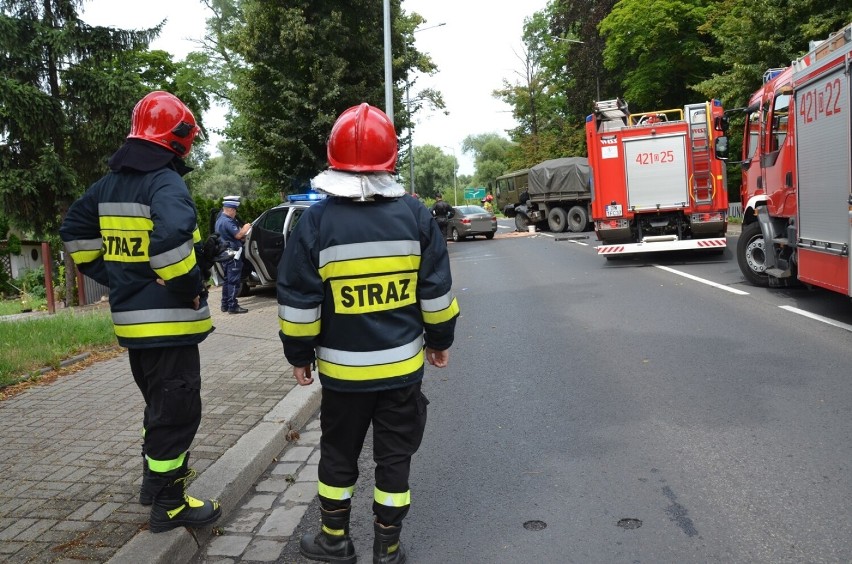 Wypadek na Kamiennej Drodze w Głogowie. Osobowy citroen uderzył w wojskowy pojazd